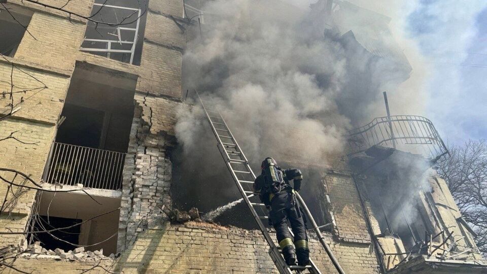 Унаслідок удару російського дрона загорілися квартири на другому й третьому поверхах