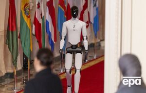 Гуманоид поздравил гостей на 11 языках