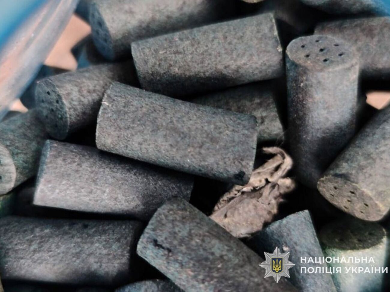 За словами 70-річного чоловіка, він знайшов пресований артилерійський порох на сміттєзвалищі