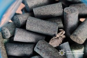 По словам 70-летнего мужчины, он нашел прессованный артиллерийский порох на свалке