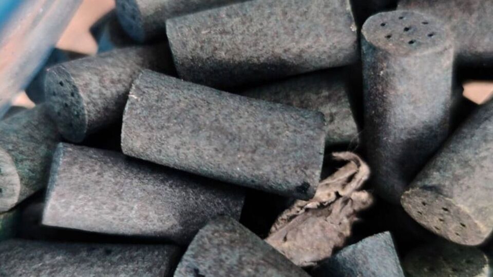 За словами 70-річного чоловіка, він знайшов пресований артилерійський порох на сміттєзвалищі
