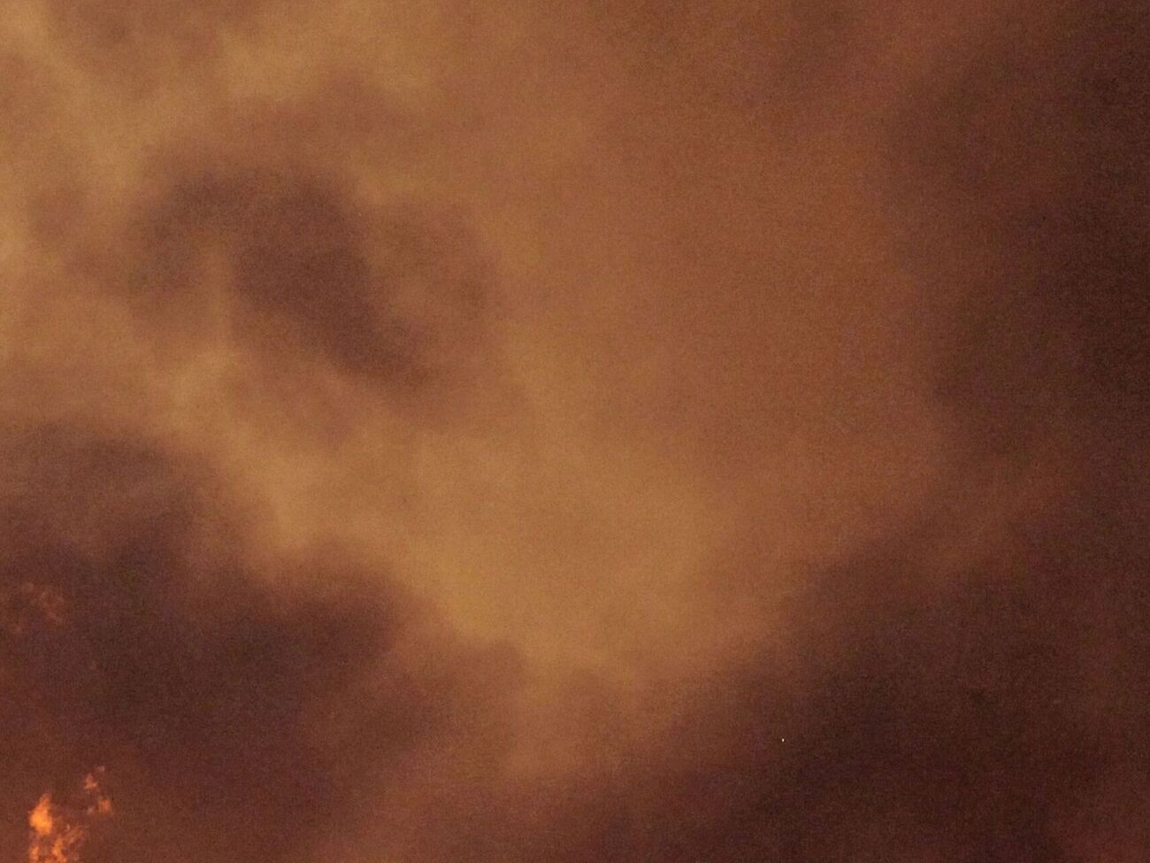 На території підприємства загорілися установки первинного перероблення нафти і два резервуари