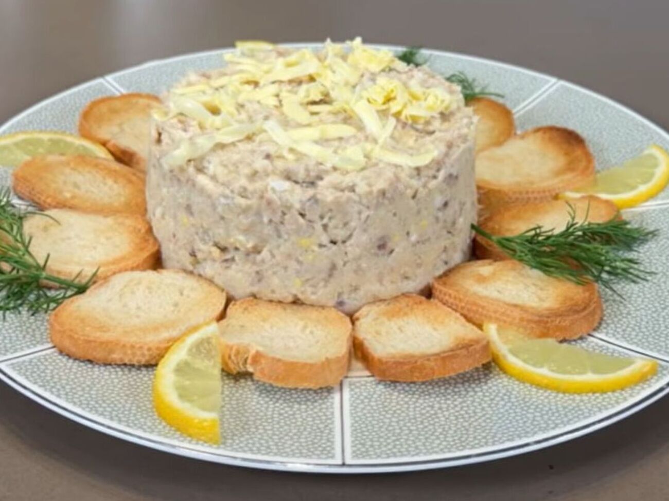 Форшмак зверху можна прикрасити натертим вершковим маслом