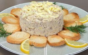 Форшмак зверху можна прикрасити натертим вершковим маслом