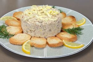 Форшмак зверху можна прикрасити натертим вершковим маслом