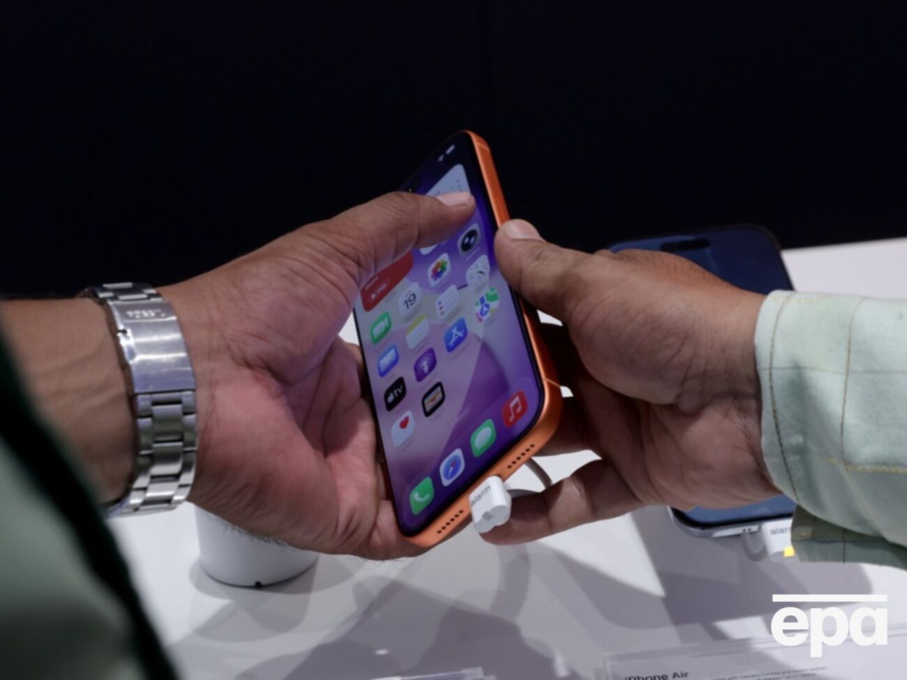 Магазины заявили, что получили телефоны от официального дистрибьютора Apple в Украине и проводят расследование