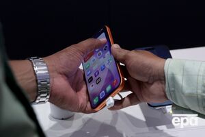 Магазини заявили, що отримали телефони від офіційного дистриб'ютора Apple в Україні, і проводять розслідування
