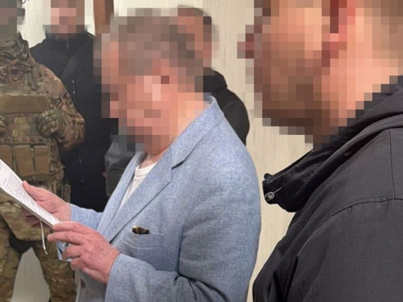 Правоохоронці провели понад 20 обшуків за місцями проживання осіб, імовірно, причетних до схеми, інформують ЗМІ