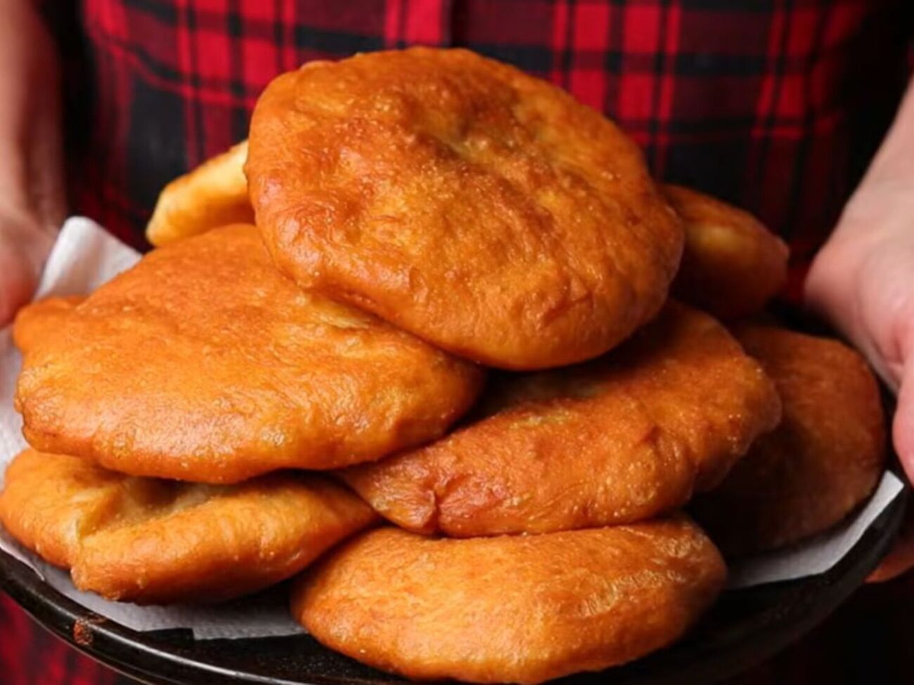 Обязательно выкладывайте готовые беляши на бумажное полотенце, чтобы убрать лишний жир