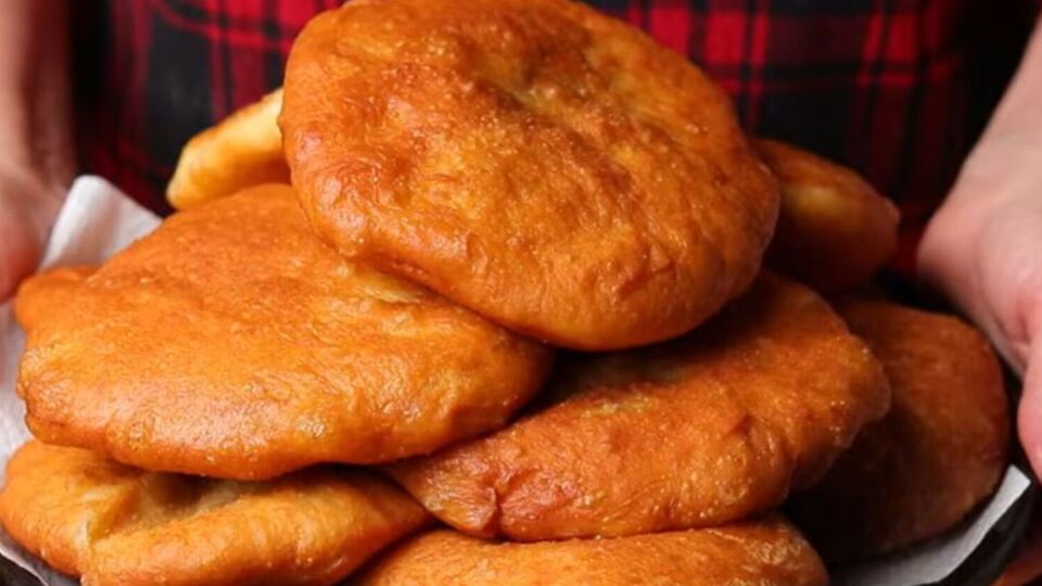 Обязательно выкладывайте готовые беляши на бумажное полотенце, чтобы убрать лишний жир