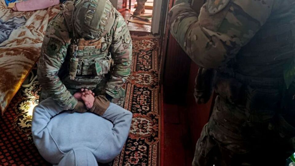 Слідство стверджує, що підозрювані, які самовільно покинули військову частину зі зброєю, були разом із потерпілими й розпивали алкоголь