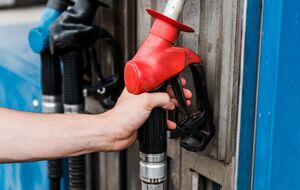 Запрет на экспорт бензина в РФ, по данным СМИ, продлится до 31 июля