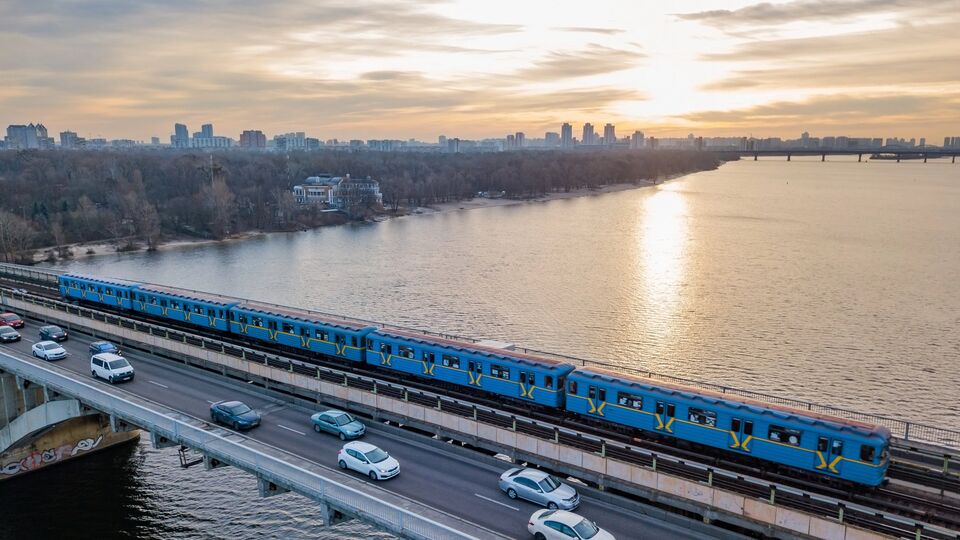 Поїзди не їдуть на лівий берег Києва
