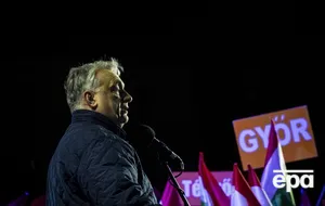 Орбан роздратовано відповідав на вигуки протестувальників, кажуть очевидці