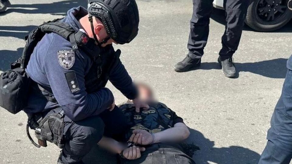 У задержанного изъяли пистолет с патронами и корпус гранаты