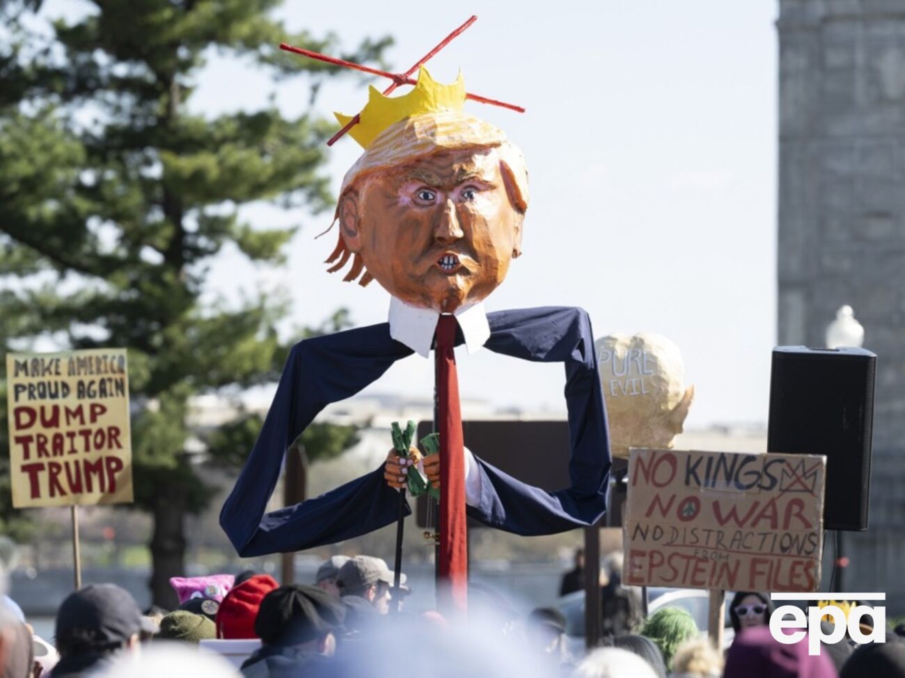 Митингующие недовольны жесткой миграционной политикой, войной с Ираном и считают, что Трамп склонен к авторитаризму