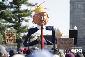 Митингующие недовольны жесткой миграционной политикой, войной с Ираном и считают, что Трамп склонен к авторитаризму