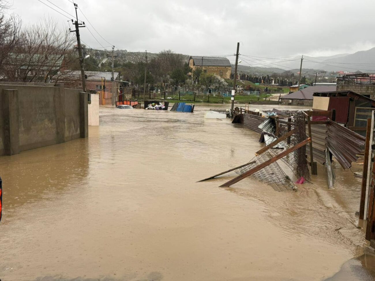 В Махачкале подтоплены три основных центра питания, в некоторых местах пропали свет и связь