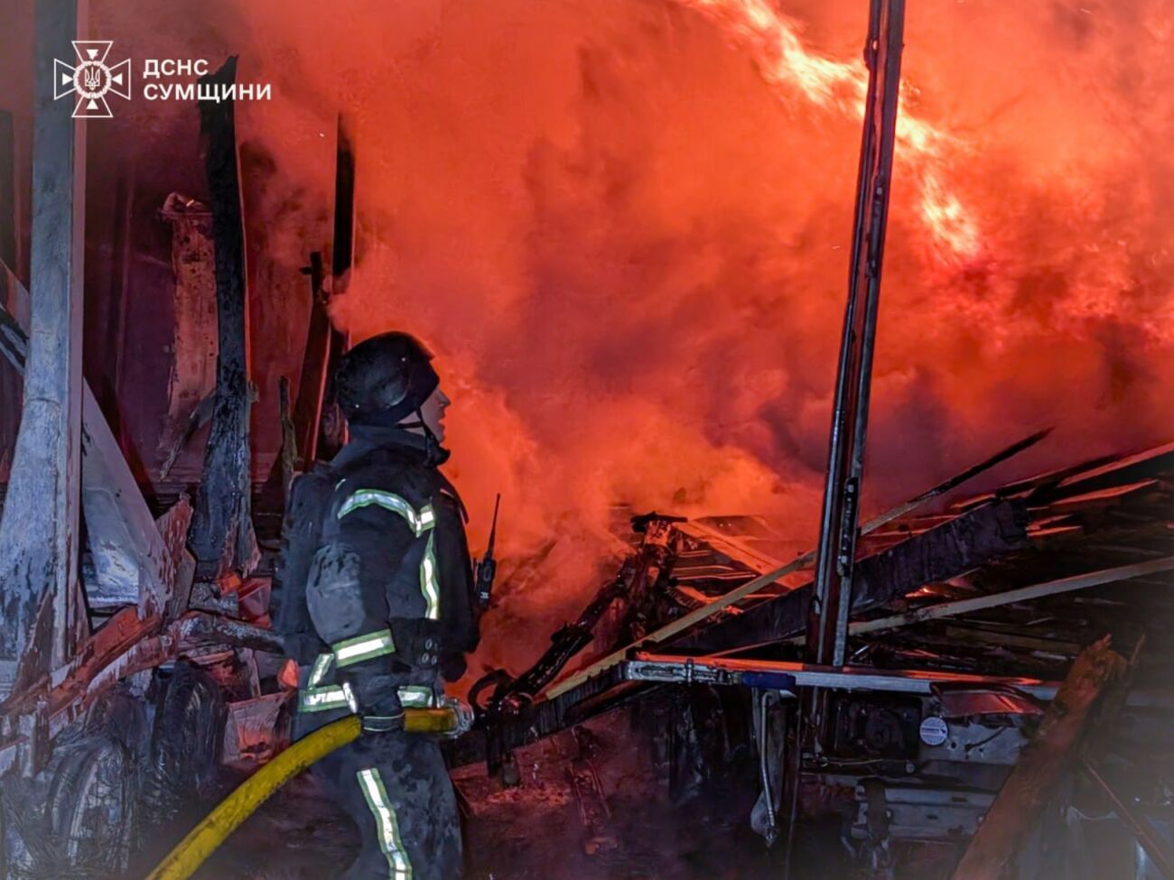 Российская атака вызвала масштабный пожар в Сумской области