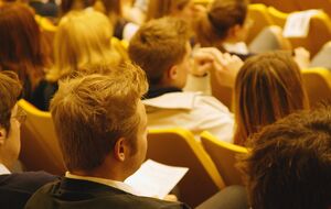 Викладач пояснив спілкування російською тим, що відповідав мовою, якою студенти до нього зверталися