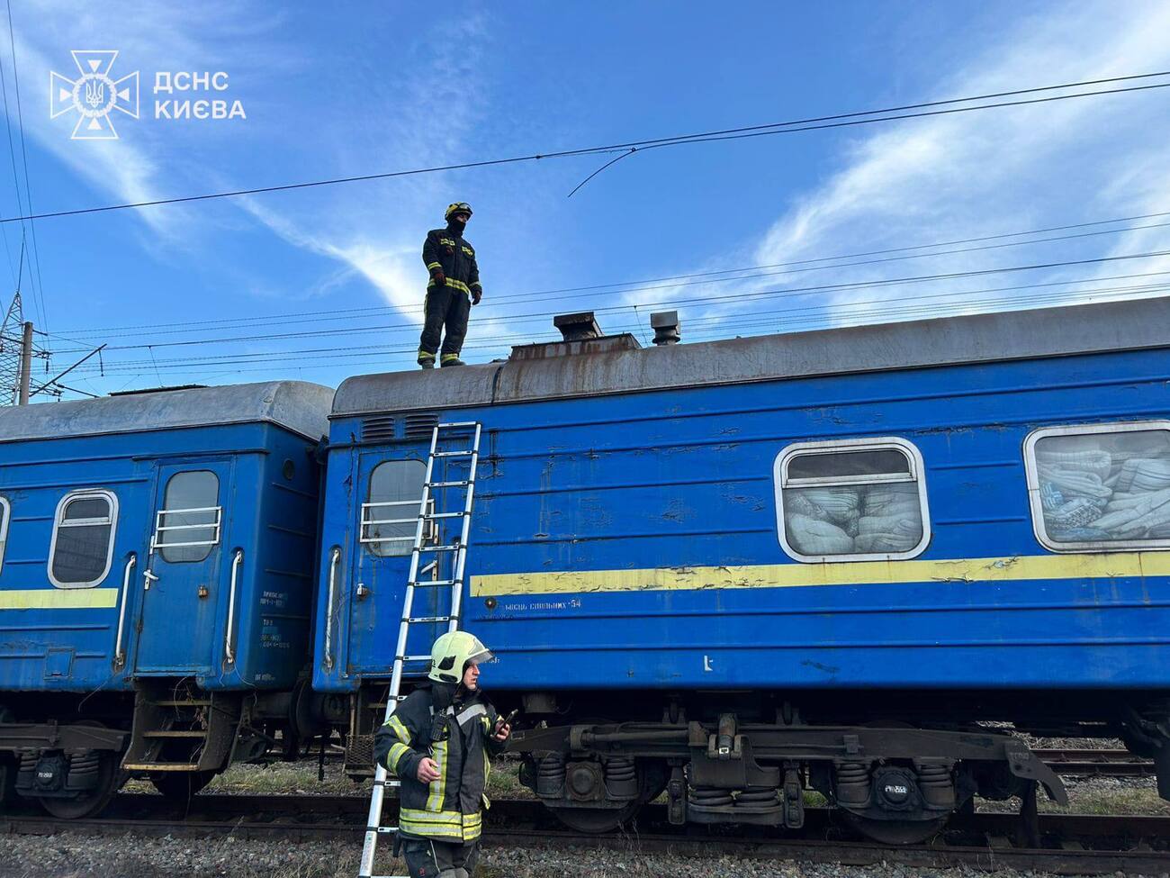 Підлітки залізли на дах потяга