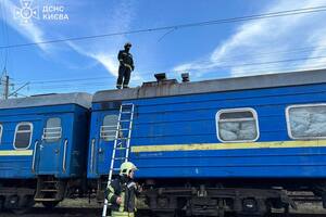 Подростки залезли на крышу поезда