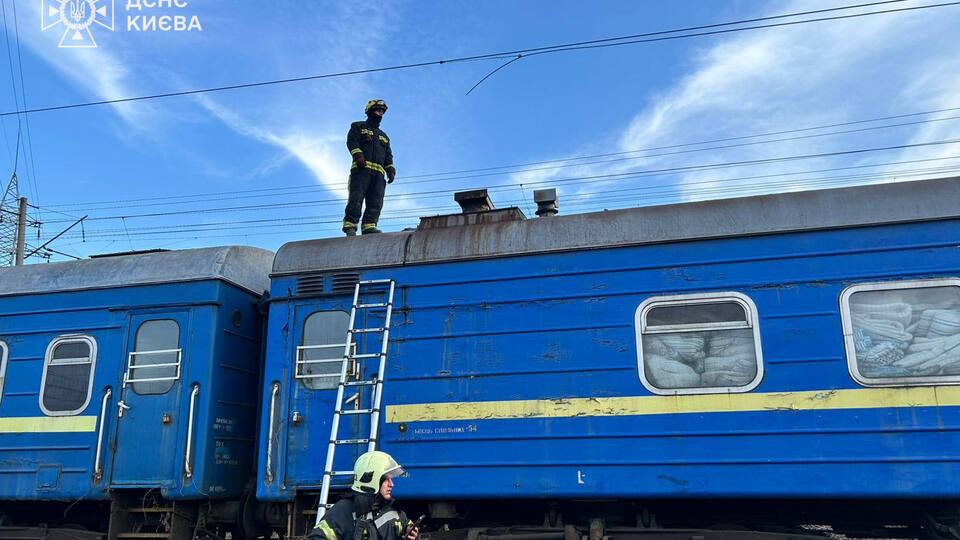 Підлітки залізли на дах потяга