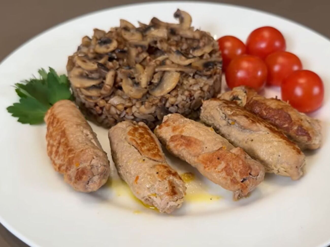 Мясные рулетики нужно протушить до мягкости