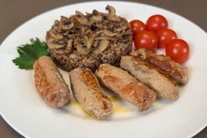 М'ясні рулетики потрібно протушкувати до м'якості