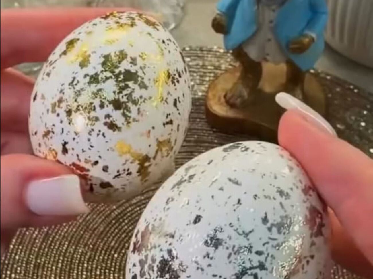 Перед нанесенням на яйце, поталь треба добре пом'яти