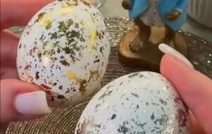 Перед нанесенням на яйце, поталь треба добре пом'яти