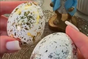 Перед нанесением на яйцо поталь нужно хорошо помять