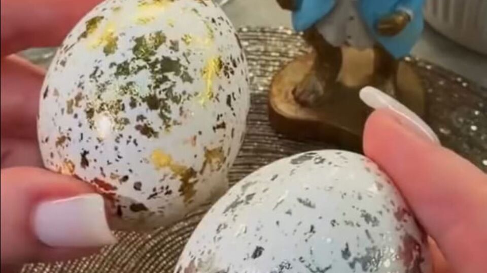 Перед нанесением на яйцо поталь нужно хорошо помять