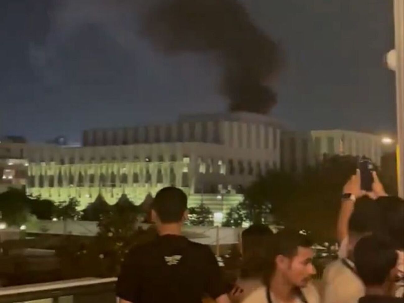 Дрон попал по парковке у консульства США