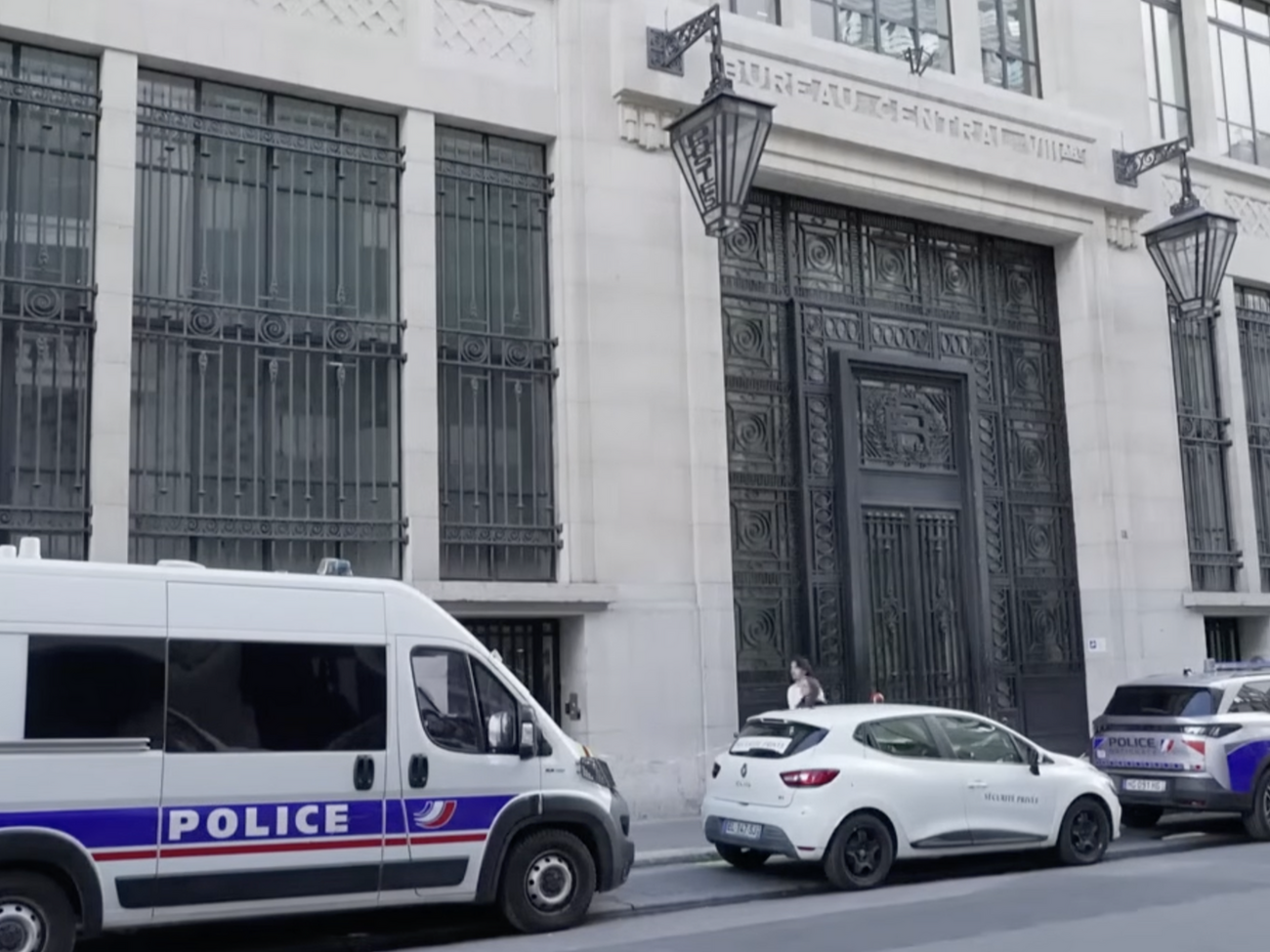 Ціллю нападників була будівля банку, розташована у престижному районі Парижа