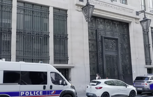 Ціллю нападників була будівля банку, розташована у престижному районі Парижа