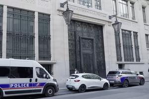 Ціллю нападників була будівля банку, розташована у престижному районі Парижа