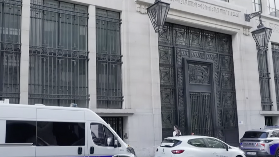 Ціллю нападників була будівля банку, розташована у престижному районі Парижа
