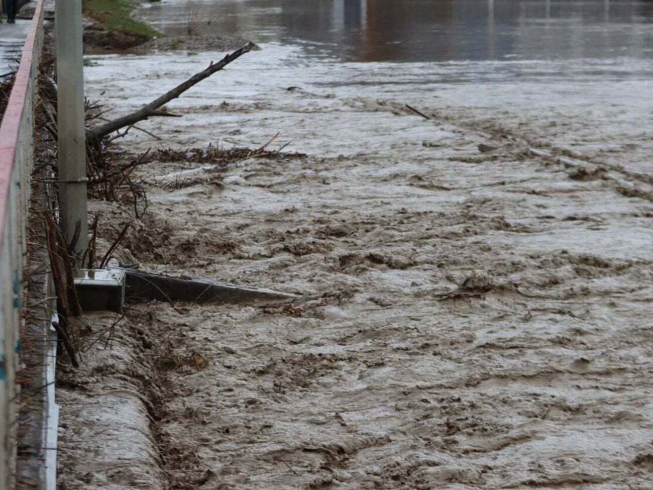 Обрушились мосты, затоплены дома. В Чечне и Дагестане мощное наводнение, власти объявили режим ЧС