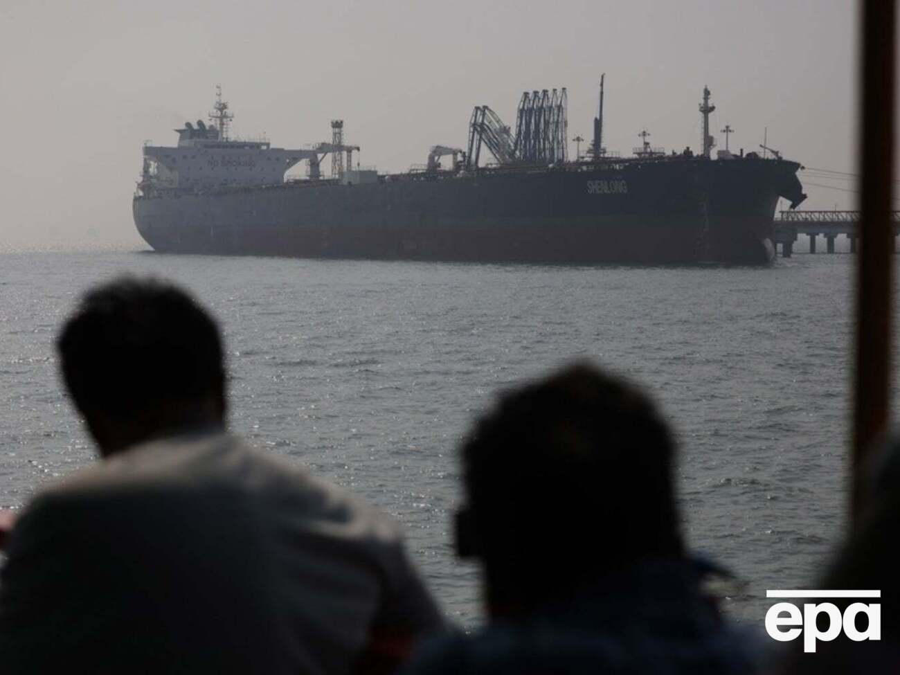 По данным источников СМИ, Иран экспортирует 2,4–2,8 млн баррелей нефти и нефтепродуктов в сутки