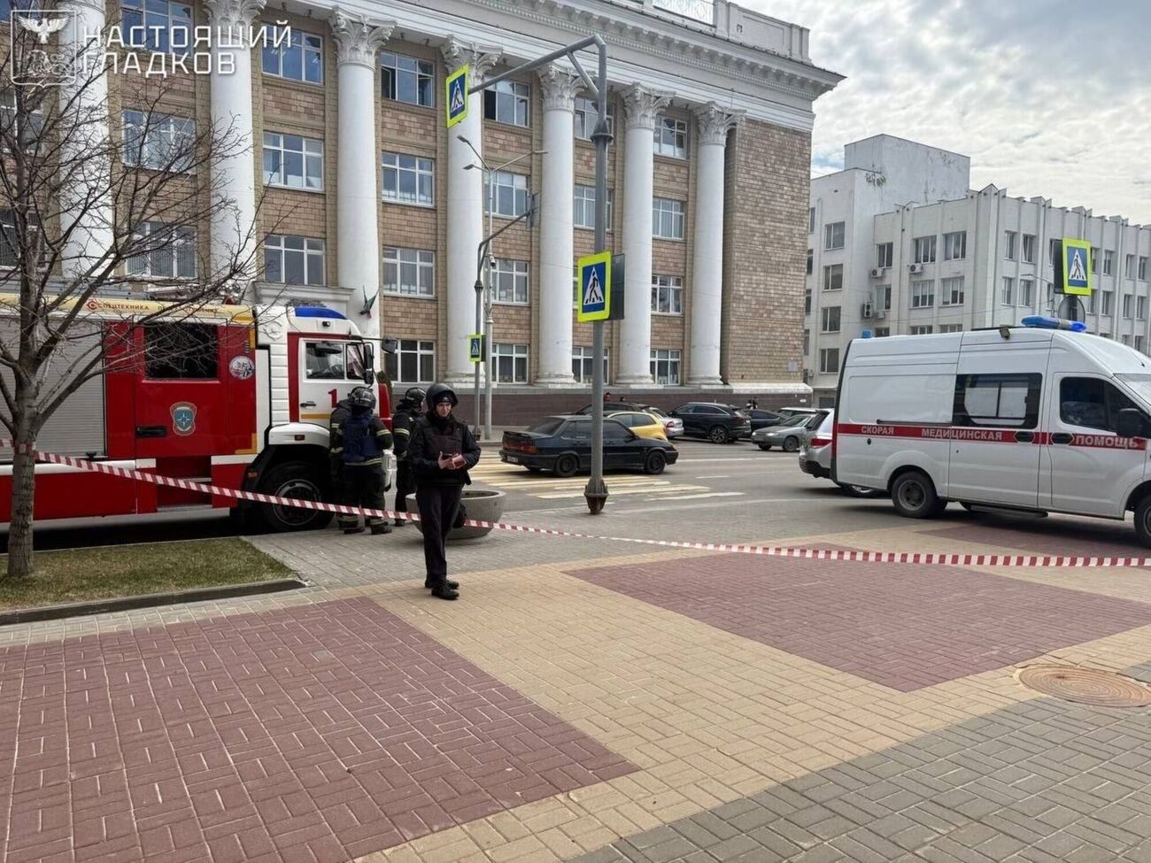 В здании повреждены фасад и остекление