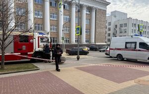 В здании повреждены фасад и остекление