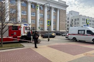 У будівлі пошкоджені фасад і скління
