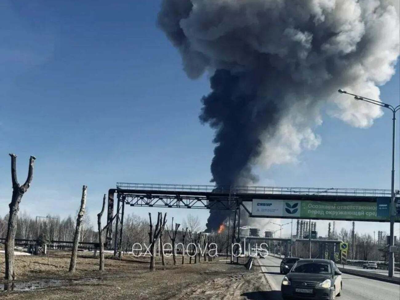 За даними ЗМІ, на підприємстві горить одна з установок