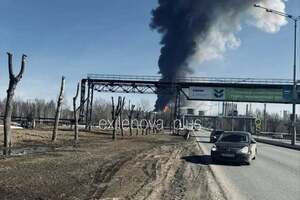 За даними ЗМІ, на підприємстві горить одна з установок