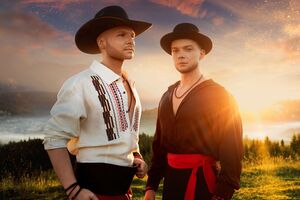 Работа над песней длилась четыре года, а окончательное звучание она приобрела только после знакомства певца с Лазановским