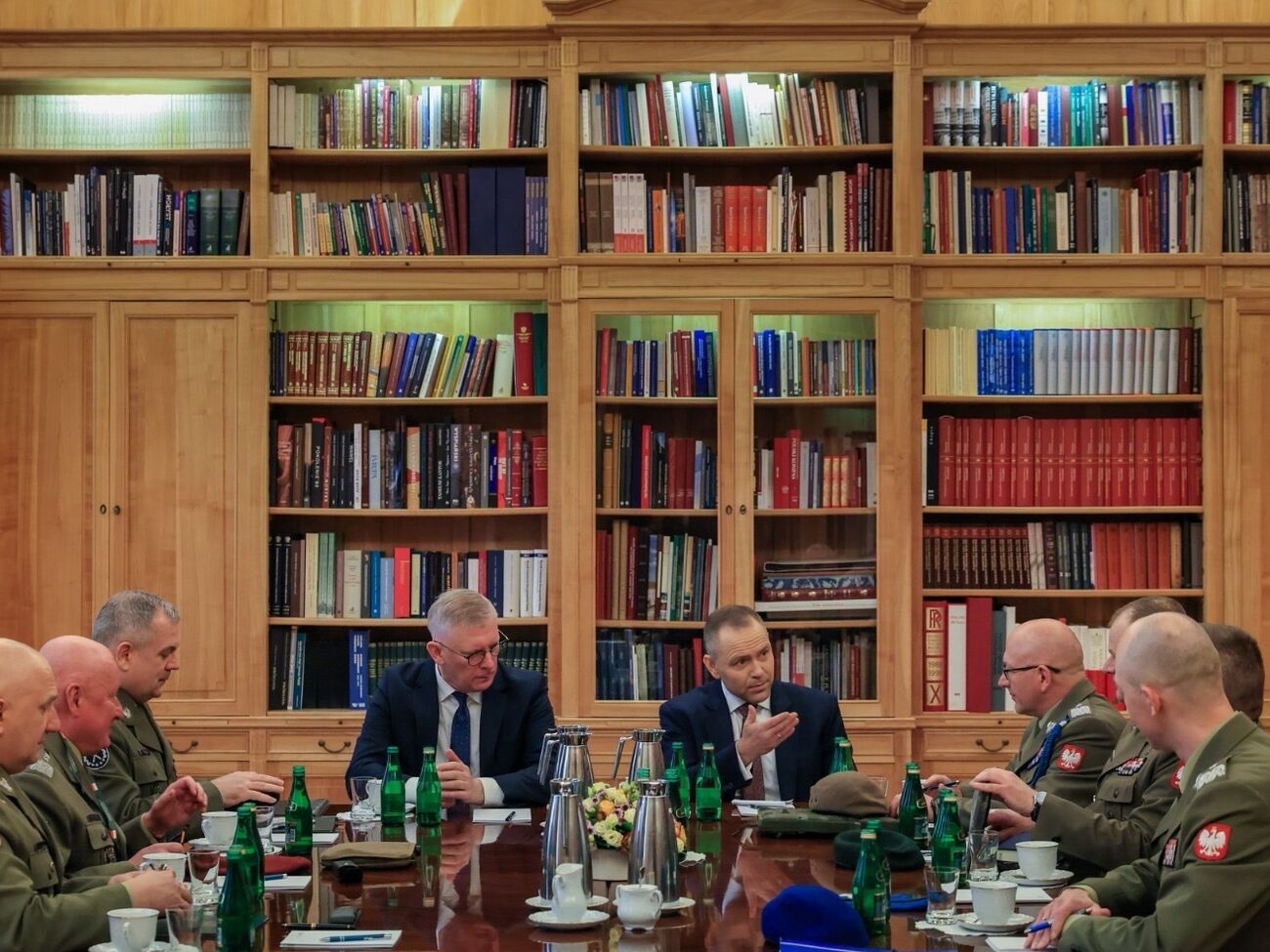 26 марта президент Польши Навроцкий провел совещание с командным составом вооруженных сил страны