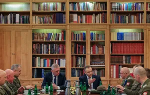 26 березня президент Польщі Навроцький провів нараду з командним складом збройних сил країни