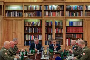 26 марта президент Польши Навроцкий провел совещание с командным составом вооруженных сил страны