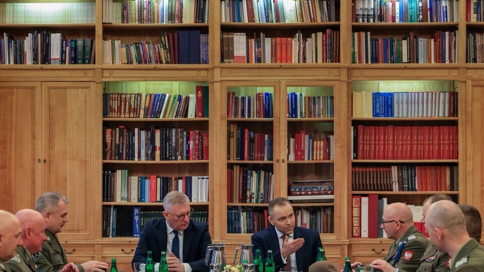 26 березня президент Польщі Навроцький провів нараду з командним складом збройних сил країни